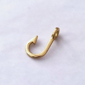 T&#39;AMO - Handmade 18 kt gold fish hook pendant - Calcagnini Gioielli