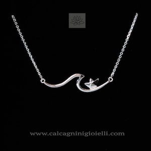 ONDE ANOMALE - collana con onda e barca di carta - ciondolo in argento - Calcagnini Gioielli