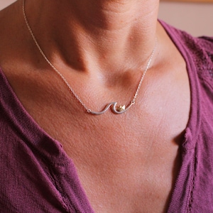 ONDE ANOMALE - collana con onda in argento 925 e barca di carta in oro giallo 18 Kt - Calcagnini Gioielli