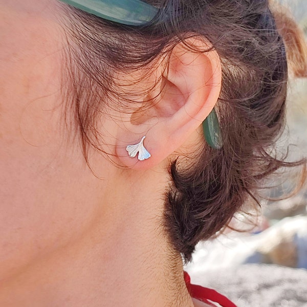 GINKGO - Small sterling silver stud earrings with ginkgo leaves - ginko leaves earrings