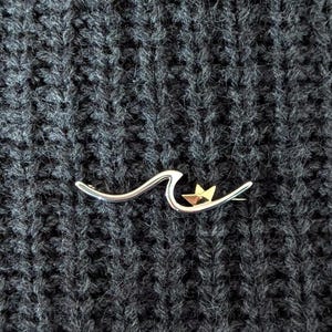 ROGUE WAVE - Spilla fatta a mano in argento sterling e oro 18kt con barchetta di carta e onda