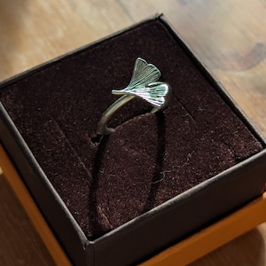 GINKGO - anello con piccola foglia di ginkgo biloba incisa a mano