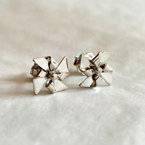 ORIGAMI - piccoli orecchini girandola di carta - orecchini a bottone fatti a mano in argento - Calcagnini Gioielli
