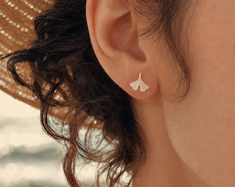 Sterling Silver Ginkgo Leaf Stud Earrings: Hand-Engraved Jewelry - Calcagnini Gioielli