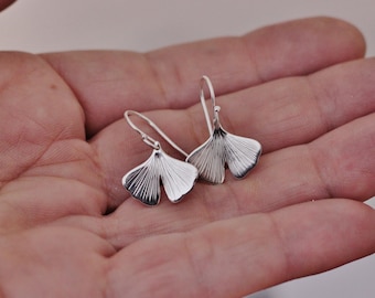 Small dangle earrings with sterling silver ginkgo biloba leaves - Calcagnini Gioielli