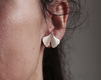 GINKGO - sterling zilveren ginkgo bladeren oorbellen - grote oorknopjes