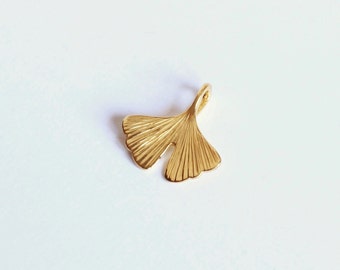 GINKGO - small ginkgo biloba leaf in 18 Kt yellow gold - handmade