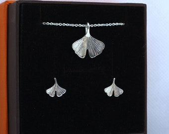 GINKGO - ginko sieradenset - sterling zilveren parure bestaande uit kleine oorknopjes en ketting met kleine hanger