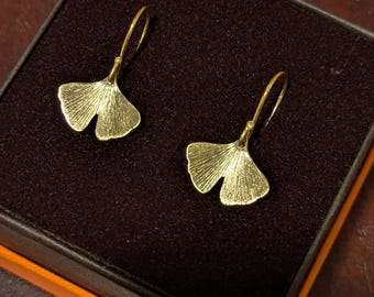 Small brass ginkgo biloba leaf drop earrings - Calcagnini Gioielli