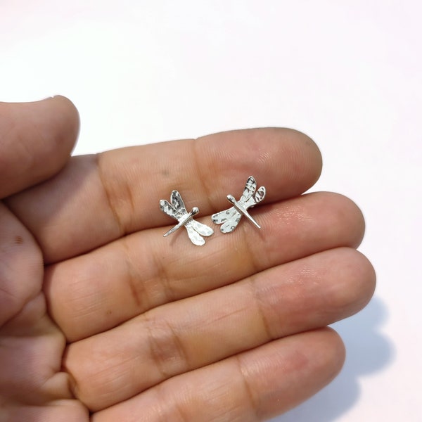 DRAGONFLY - tiny sterling silver dragonfly stud earrings - Calcagnini Gioielli Design