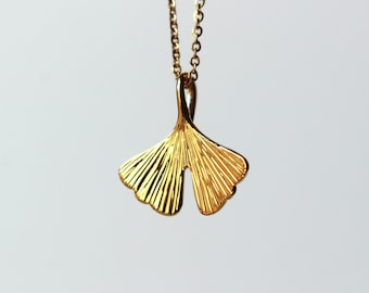 GINKGO - 18 kt gold necklace with a pendant in the shape of a small ginkgo biloba leaf - Solid gold pendant with chain