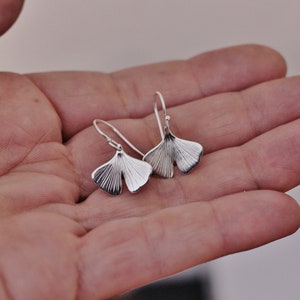 GINKGO small dangle earrings with sterling silver ginkgo biloba leaves by Calcagnini Gioielli image 3