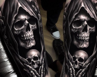 Diseño de tatuaje de calavera de la Parca / Muerte con capucha oscura en manga negra y gris / Tatuaje de brazo de terror gótico