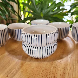 Vintage Japanisches Teetassen-Set: Handgemalte Blaue Streifen, Stapelschalen