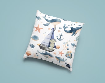 Personalisiertes maritimes Kinderzimmerkissen – Aquarell-Ozeanwal & Segelboot – Kissen mit individuellem Namen für Jungen – Geschenk für Kinder mit Meeresmotiven