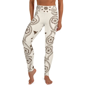 Stretchy Yoga Leggings: Soft Activewear with Paisley Print