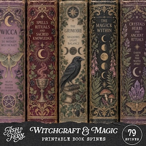 Peut inclure: Cinq dos de livres verticaux avec des illustrations ornées. Les dos affichent des titres comme Wicca, Spells Rituals and Sacred Knowledge, The Grimoire, The Magick Within et Crystals Herbs and Ancient Rituals, décorés de papillons, d'un corbeau et de plantes.