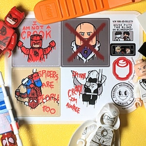 LEGO Daredevil MUSE, kundenspezifisches Aufkleber-Bogen, Kingpin, New York Bulletin, Moon Knight, Spider-Man. Wiedergeboren (@pixa_design_)