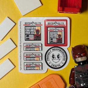 LEGO Marvel Daredevil, pegatinas personalizadas - Paquete de quiosco de prensa Fisk con collares Daredevil