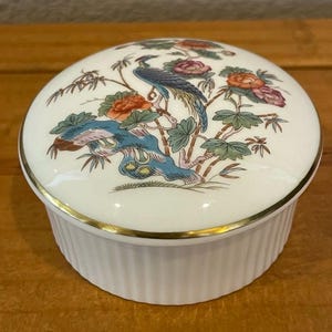 Boîte à bijoux ronde vintage en porcelaine de Chine Wedgwood striée avec couvercle, blanc à motif de grue Kutani