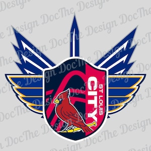 Puede incluir: Un pájaro cardenal rojo con un bate de béisbol en el pico se presenta en un escudo con un fondo azul y rojo. El escudo está rodeado por un par de alas azules y doradas. El texto "CITY" y "ST. LOUIS" está en el escudo.