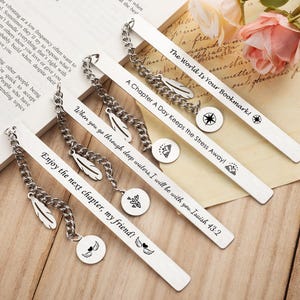 Può includere: Quattro segnalibri in metallo color argento con dettagli a catena e ciondoli a forma di piuma. Ogni segnalibro ha una citazione ispiratrice: "The World Is Your Bookmark!", "A Chapter A Day Keeps the Stress Away!", "When you go through deep waters. I will be with you. Isaish 43:2", e "Enjoy the next chapter, my friend!"