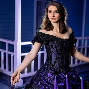 Lila und Schwarzes Haunted Mansion inspiriertes Ballkleid, Korsett Kleid Tellerrock, Gothic Brautkleid