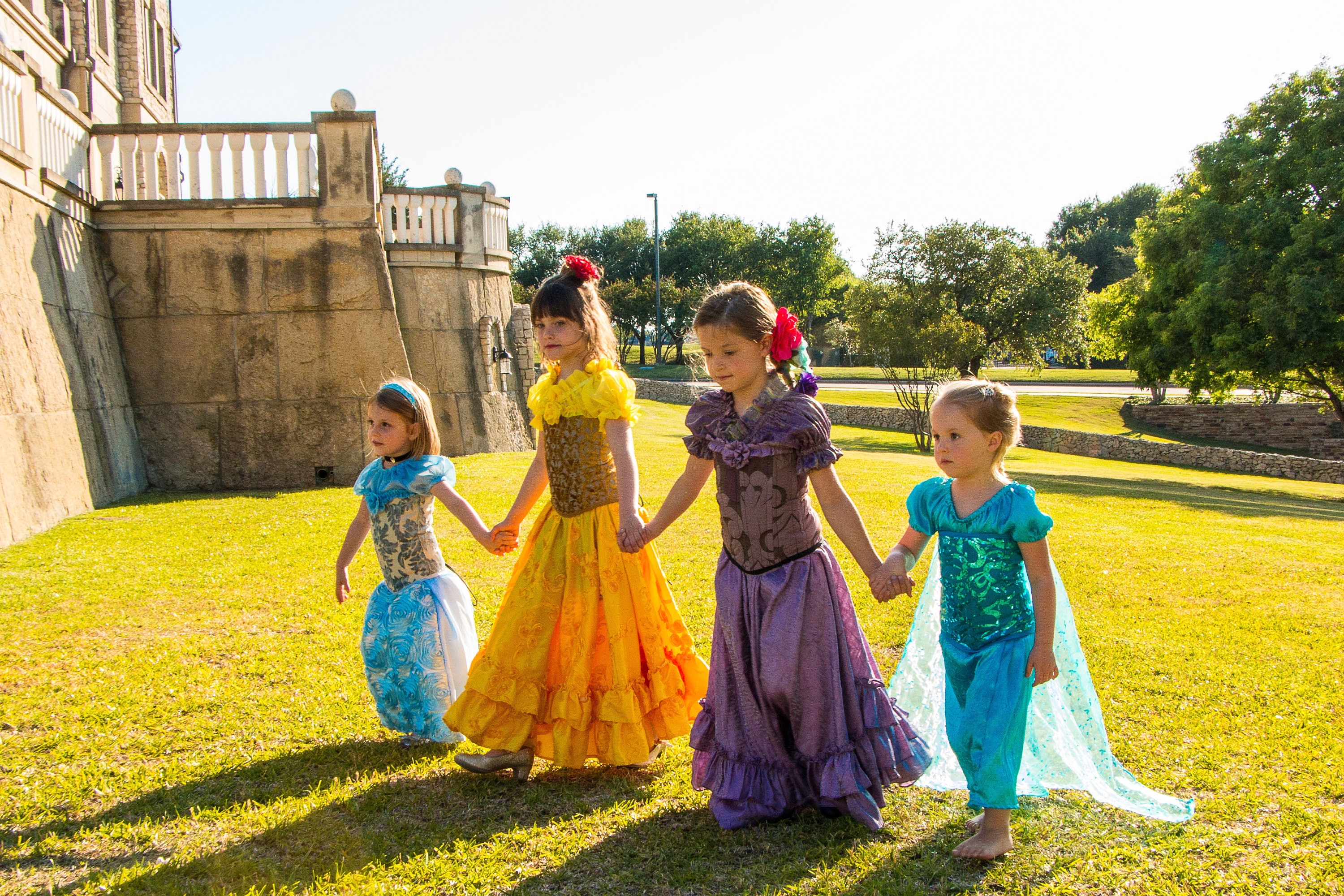 YOGLY Costume da Principessa Belle Ragazza Halloween Cosplay La Bella e la  Bestia Abito da Sera e Accessori per Bambini Dress Partito Fantasia  Carnevale Compleanno Cerimonie Abiti Giallo 2-10 Anni : 
