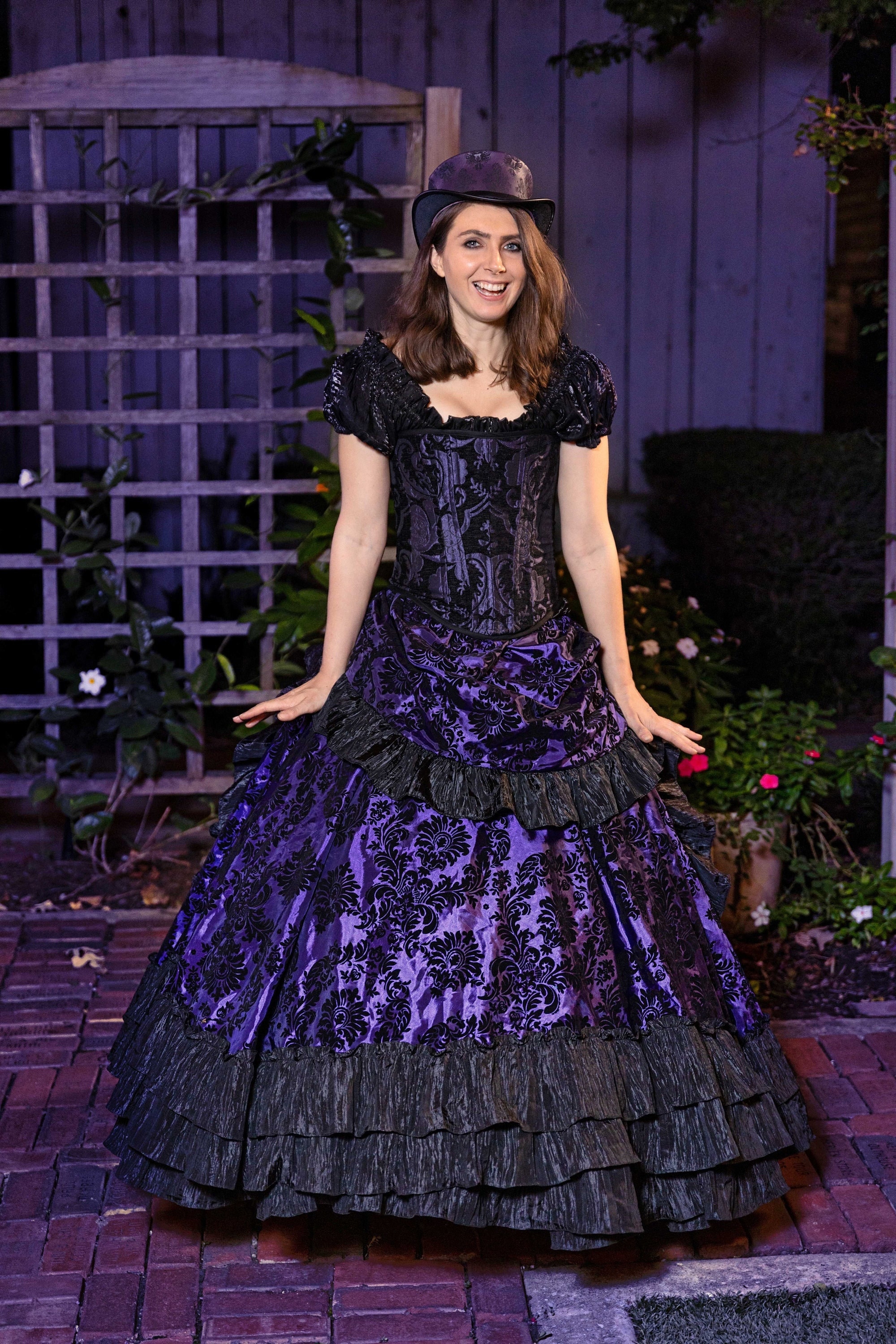 紫と黒のホーンテッドマンション風のボールガウン、コルセットドレスの