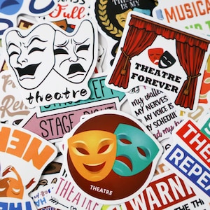 Könnte beinhalten: Eine Sammlung von Aufklebern zum Thema Theater mit verschiedenen Designs. Einige Aufkleber zeigen Komödien- und Tragödienmasken, während andere Sätze wie "Theatre Forever" und "Stage" enthalten. Die Aufkleber sind in verschiedenen Farben gehalten.