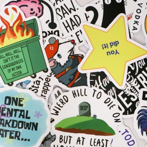 Puede incluir: Una colecci&oacute;n de pegatinas de vinilo coloridas con varios dise&ntilde;os y texto. Incluye un contenedor verde en llamas, una rata con sombrero, una estrella amarilla con texto y una l&aacute;pida en una colina. Las pegatinas tienen un borde blanco.
