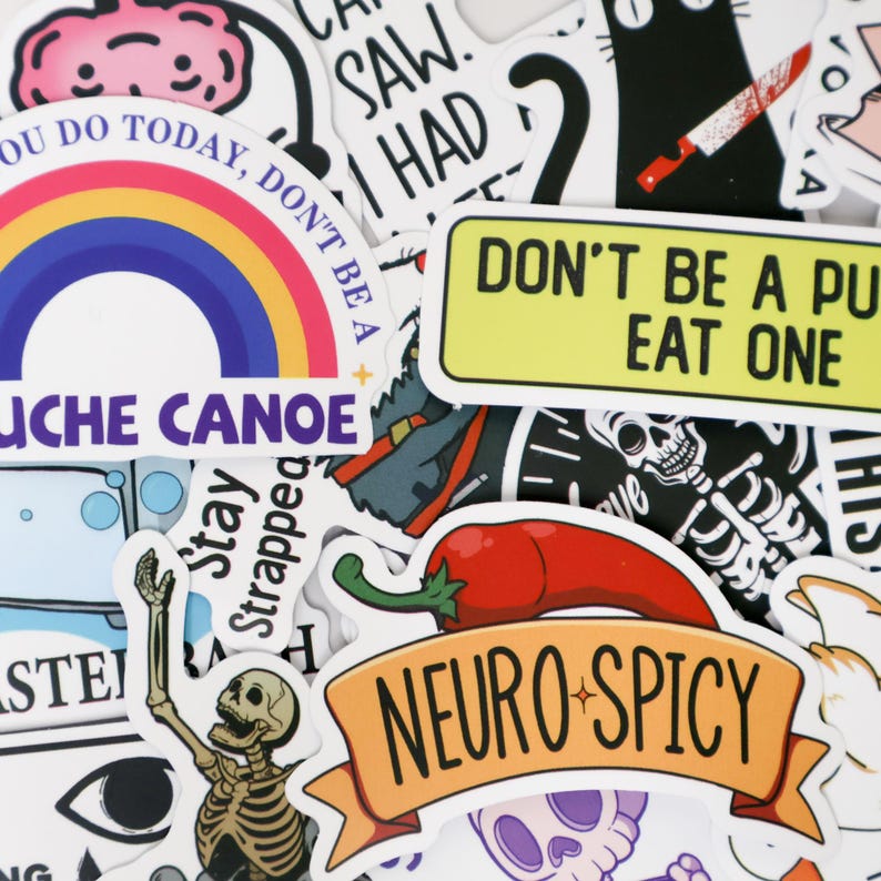 Puede incluir: Una colecci&oacute;n de pegatinas coloridas con varios dise&ntilde;os y texto. Incluye un arco&iacute;ris, un chile rojo con el texto "NEURO SPICY", un esqueleto y la frase "DON'T BE A PU EAT ONE".