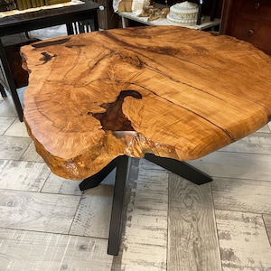 Tavolo in radica con gambe in metallo, legno, sicomoro, tavolo epossidico, tavolo da gioco, tavolo da gioco, tavolo moderno più recente, acciaio,