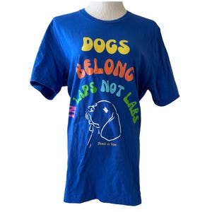 Hundar hör hemma i knä, INTE i labb/Livsblå/T-shirt med slut på djurförsök/Supermjukt Bella-kanvasmaterial