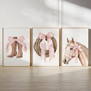 Puede incluir: Tres ilustraciones de acuarela enmarcadas con un tema de lazo rosa y blanco. La primera ilustración presenta un par de botas de vaquero marrones con un lazo rosa. La segunda ilustración presenta una corona de cuerda con un lazo rosa. La tercera ilustración presenta un caballo marrón con un lazo rosa.