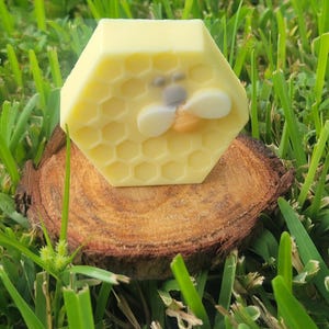 Jabón de leche de cabra con aroma a leche de avena y miel: “Busy Bee”