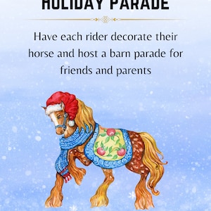 K&ouml;nnte beinhalten: Aquarellillustration eines Pferdes, das f&uuml;r eine Ferienparade geschm&uuml;ckt ist. Das Pferd tr&auml;gt einen roten Weihnachtsmannhut, einen blauen Schal und eine Satteldecke mit &Auml;pfeln. Der Text lautet "HOLIDAY PARADE".