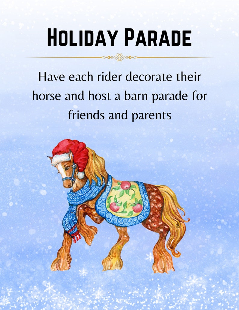 K&ouml;nnte beinhalten: Aquarellillustration eines Pferdes, das f&uuml;r eine Ferienparade geschm&uuml;ckt ist. Das Pferd tr&auml;gt einen roten Weihnachtsmannhut, einen blauen Schal und eine Satteldecke mit &Auml;pfeln. Der Text lautet "HOLIDAY PARADE".