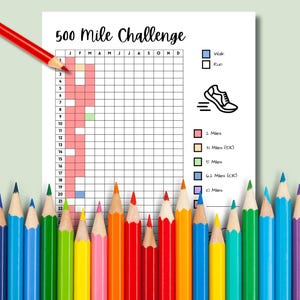Puede incluir: Un rastreador de desafíos de 500 millas imprimible con una cuadrícula de calendario para cada mes del año. La cuadrícula está codificada por colores para rastrear las millas caminadas o corridas. El rastreador incluye una clave con cuadrados de diferentes colores que representan 2 millas, 3.1 millas (5K), 5 millas, 6.2 millas (10K) y 10 millas.