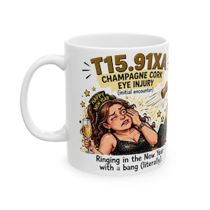 Peut inclure: Un mug en céramique blanche avec une illustration de dessin animé montrant une personne tenant une coupe de champagne, portant un serre-tête Happy New Year et réagissant à un bouchon de champagne. Texte : T15.91XA CHAMPAGNE CORK EYE INJURY et Ringing in the New Year with a bang (literally).