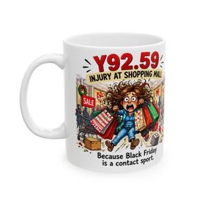 Peut inclure: Un mug en céramique blanche illustré d'un dessin animé représentant une personne aux cheveux ébouriffés portant plusieurs sacs de courses dans un centre commercial. Le texte indique Y92.59 INJURY AT SHOPPING MALL et Because Black Friday is a contact sport.