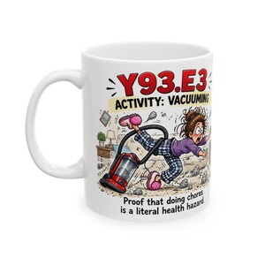 Peut inclure: Un mug en céramique blanche avec une illustration de dessin animé montrant une personne trébuchant en utilisant un aspirateur rouge. Le texte indique Y93.E3 ACTIVITY: VACUUMING et Proof that doing chores is a literal health hazard.
