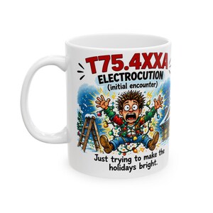 Peut inclure: Un mug en céramique blanche avec une illustration de dessin animé montrant une personne emmêlée dans des guirlandes lumineuses de Noël avec une expression choquée. Le texte indique T75.4XXA ELECTROCUTION (initial encounter) et Just trying to make the holidays bright.