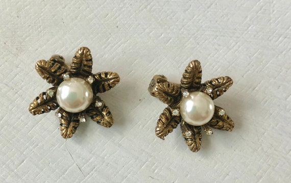 White Pearl and Rhinestone Earrings, Starfish Sha… - image 2