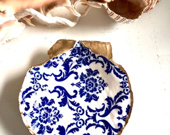 Blue and White Chinoiserie Scallop Shell Ring Dish, Beach Wedding, Coastal Grandmother, Beach House Warming Gift, Coastal Trinket Dish