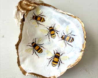 Large Oyster Shell Bumble Bee Dish, Honeybee Gift, Bee Trinket Dish, Bumblebee Hostess Gift, Coastal Grandmother Decor, Mothers Day Gift