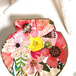 Large Scallop Ring /Trinket Floral Dish, Coastal Beach House Decor, Housewarming Gift, Coral Floral Jewelry Dish, Coastal Grandmother Décor