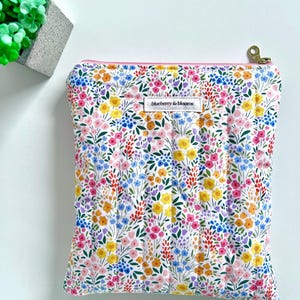 Frühlingsblumen gesteppte Kindle-Hülle, Kindle-Hülle aus Baumwolle, Geschenk für sie, Reiseaccessoires, gepolsterte e-Reader-Hülle, Geschenk für Buchliebhaber