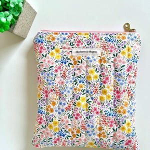 Spring Florals Quilted Kindle Sleeve: Padded Cotton E-Reader Cover
