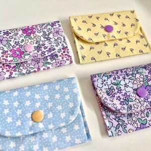 Monedero/tarjetero de algodón con estampado floral pastel hecho a mano // Regalo para ella // Regalo para mamá // Regalo para el Día de la Madre